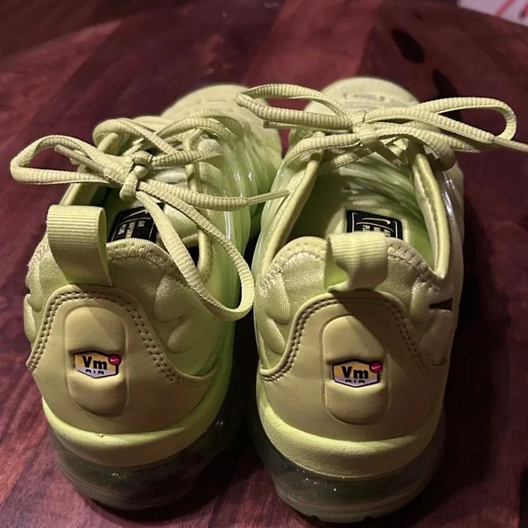 NiIKE AIR VAPORMAX PLUS - Picture 2 of 10